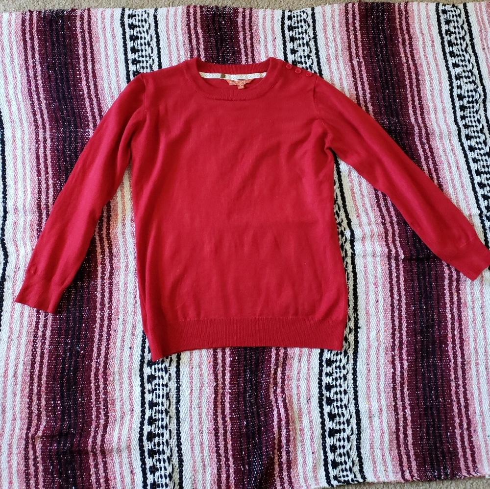 Red quarter sleeve sweater